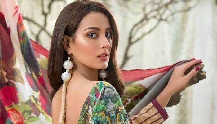 Iqra Aziz wishes fans Merry Christmas, Quaid Day with gorgeous selfies