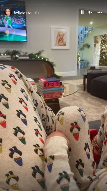 Kylie Jenner flaunts $6,000 dazzling Christmas clutch after Instagram hiatus