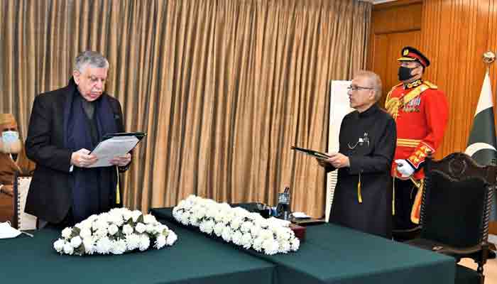Shaukat Tarin takes oath as federal minister
