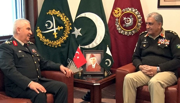 Turkey’s Lieutenant General Veli Tarakci (L) meets Chief of Army Staff (COAS) General Qamar Javed Bajwa (R). Photo: ISPR
