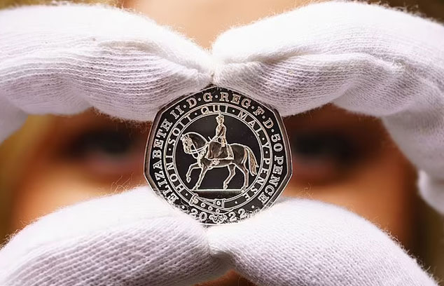 Queen Elizabeth’s commemorative 50p coin for Platinum Jubilee unveiled