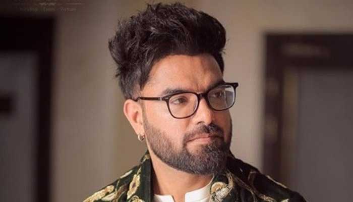 Yasir Hussain gives short history lesson to public virtually