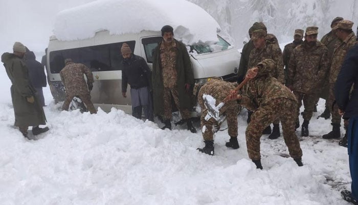 The Pakistan Army troops are engaged in evacuating the stranded tourists in Murree. Photo: Radio Pakistan