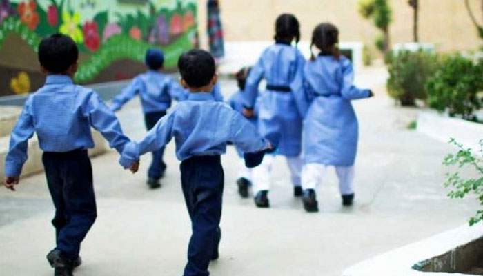 Students are going to their school amid fifth wave of COVID-19 in Karachi. Photo: file