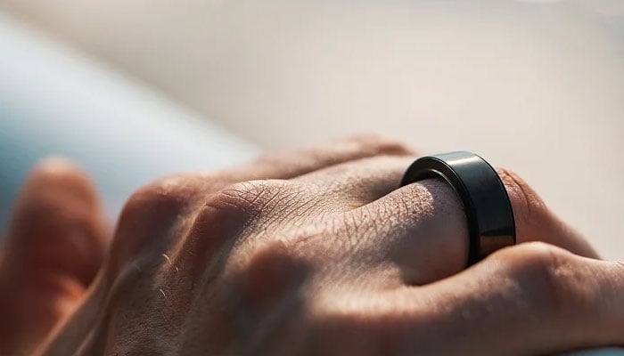 Cincin pintar Circular dapat dipakai siang dan malam dengan berat sekitar 4 gram.  File foto