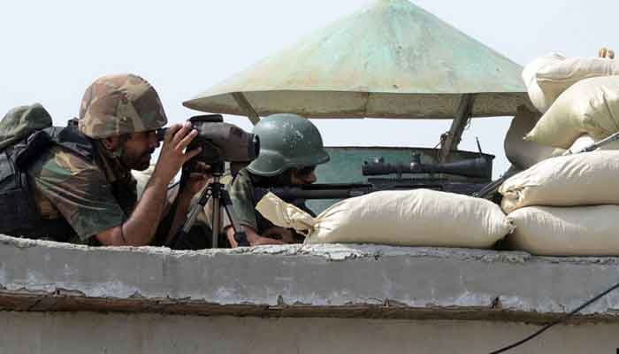 Tentara Pakistan mengambil posisi di pos di Waziristan Utara dalam file foto AFP ini.