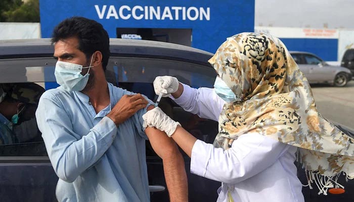Seorang pria menerima dosis vaksin melawan virus corona, selama vaksinasi drive-through di Karachi, Pakistan, pada 3 Agustus 2021. — AFP/File