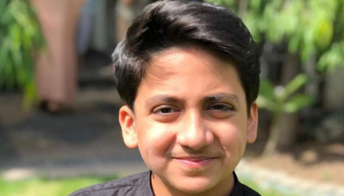 Ali Saif passes the O-Level examination of the University of Cambridge at the age of 13 years.