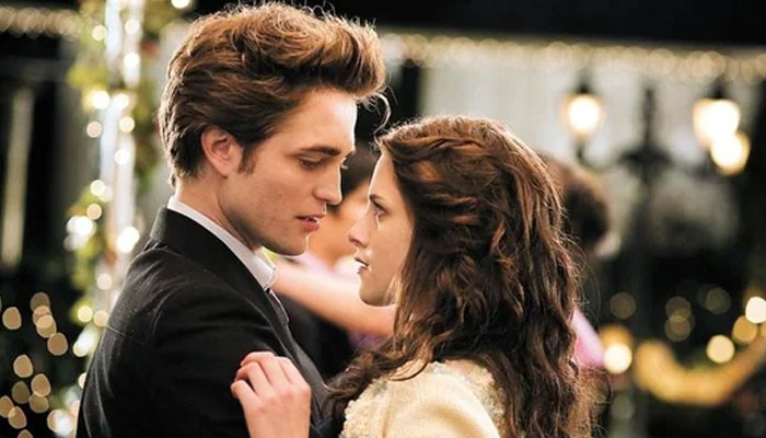Sutradara Twilight mengkhawatirkan ‘di bawah umur’ Kristen Stewart selama ‘beruap’ berciuman