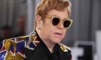  Elton John returns to the stage 