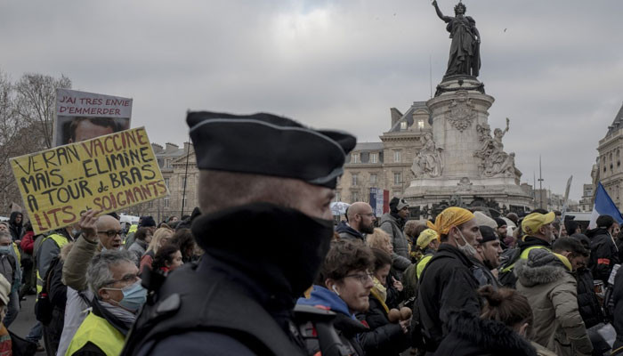 Prancis terus menyaksikan protes atas izin kesehatan Covid