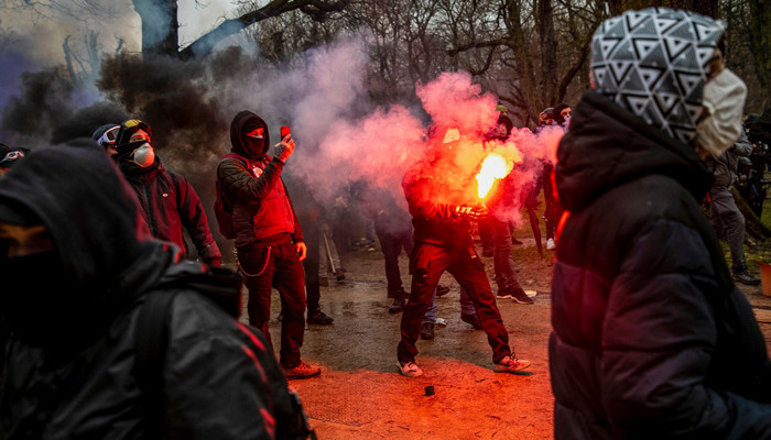 Bentrokan saat puluhan ribu memprotes aturan COVID di Belgia