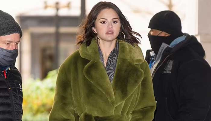 Selena Gomez membagikan tampilan musim dinginnya yang menakjubkan dalam balutan mantel seperti jubah hijau