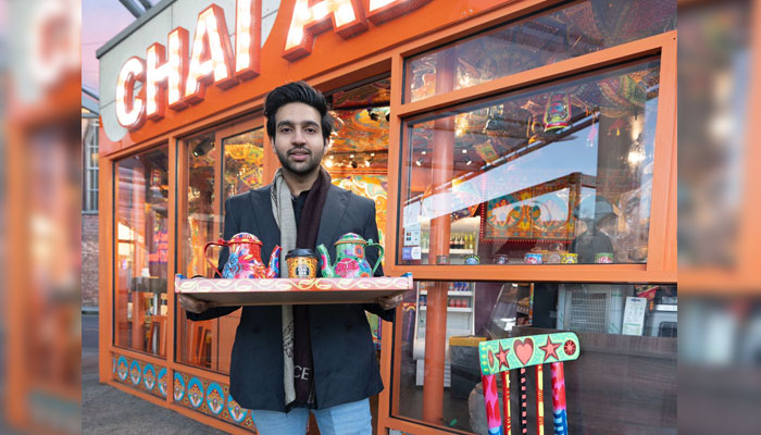Tayyab Shafiq, a young Pakistani entrepreneur, is serving tea at his “Chai Ada” in London. Photo: by author