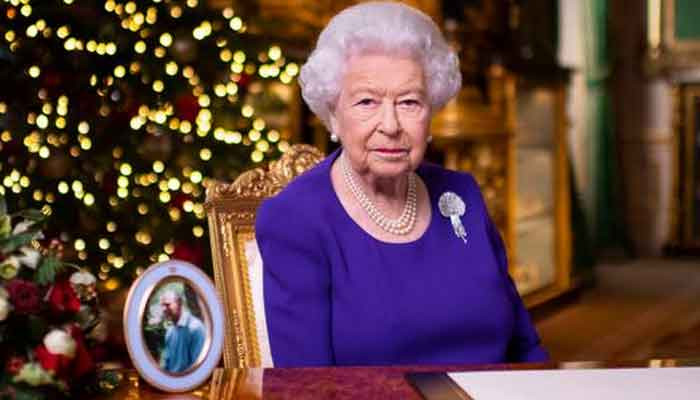 Glen Matlock mendukung Ratu Elizabeth, mengatakan monarki melindungi orang dari politisi