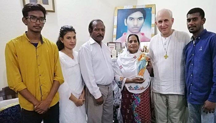 The family of Servant of God Akash Bashir, along with a priest. - Photo Vatican News