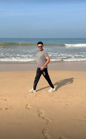 Anil Kapoor flaunts his ageless beauty while relishing time in Sri Lanka: See