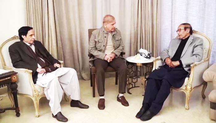 Punjab Assembly Speaker and Acting Punjab Governor Chaudhry Pervaiz Elahi (left), Leader of the Opposition in the National Assembly and PML-N President Shahbaz Sharif (centre), and former prime minister Chaudhry Shujaat Hussain at the Chaudhry brothers residence in Lahore, on February 13, 2022. — Twitter