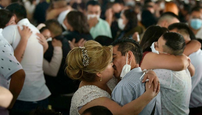 میکسیکو میں ویلنٹائن ڈے اجتماعی شادیوں میں سینکڑوں افراد شادی کے بندھن میں بندھ گئے۔