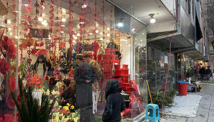 People stands outside a flower shop in Kabul. Photo: Twitter