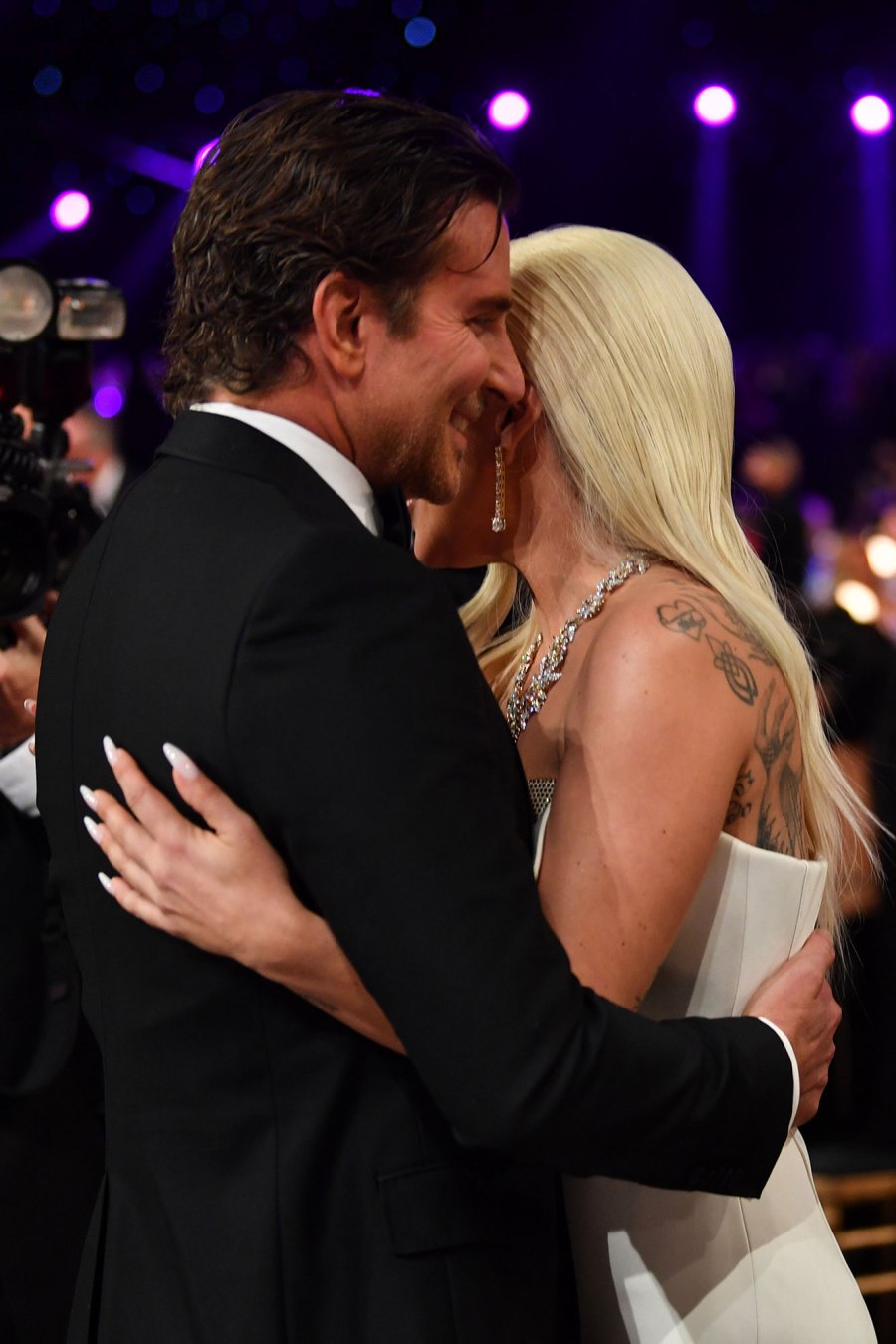 Lady Gaga et Bradley Cooper se font un câlin aux SAG Awards 2022
