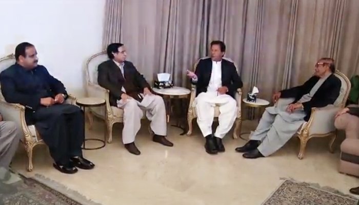 PM Imran Khan (centre) holds a meeting with Pervez Elahi (left) Chaudhry Shujaat (right) in Lahore, on March 1, 2022. — PID/File
