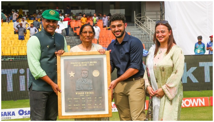 Waqar Younis poses alongside with his family after induction into PCB Hall of Fame