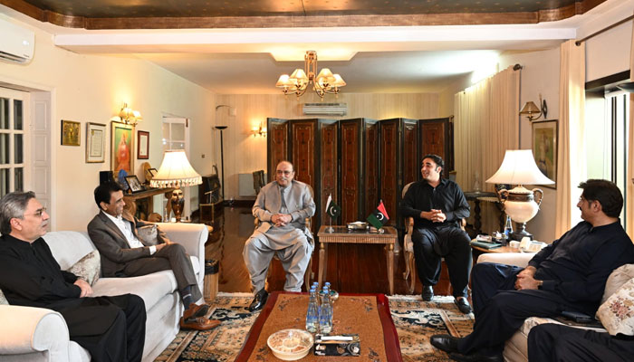 PPP leadership meets MQM-Ps Khalid Maqbool Siddiqui and Aamir Khan at Zardari House Islamabad. — Twitter/@MediacellPPP