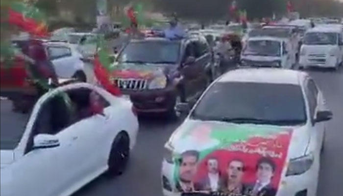 PTIs caravan is heading towards Islamabad. Photo: Twitter/screengrab