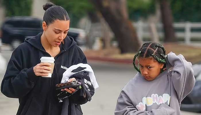 Kim Kardashian mengenakan hoodie saat dia menikmati jalan-jalan dengan anak-anak North dan Saint di tengah percintaan dengan Pete