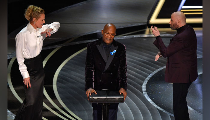 John Travolta shakes a leg along with ‘Pulp Fiction’ costar Uma Thurman at the Academy Awards