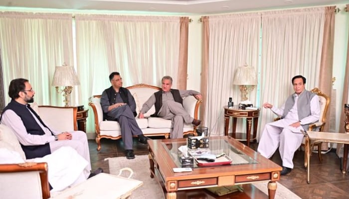 PTI delegation meets PML-Q leader Chauhdry Pervez Elahi in Islamabad. -APP