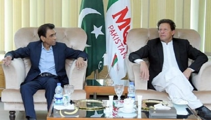 MQM-P Convener Khalid Maqbool Siddiqui meets PM Imran Khan at the partys headquarters in Karachi. -APP
