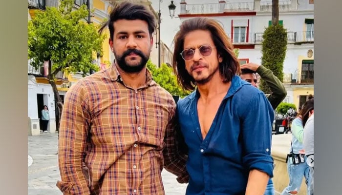 Shah Rukh Khan gives fans ‘a moment in time’ to cherish: See Pics