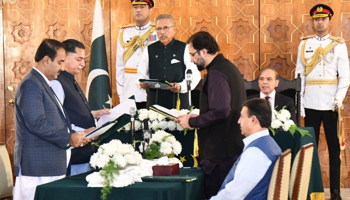 President Arif Alvi administers the oath to new ministers. PID