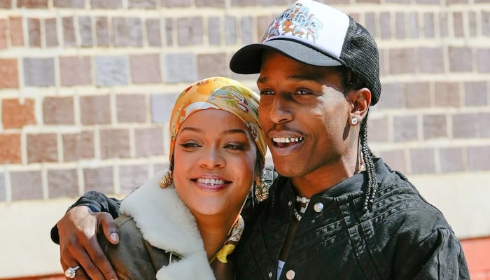 Rihanna stöttar A$AP Rocky från kulisserna under hans första framträdande sedan arresteringen