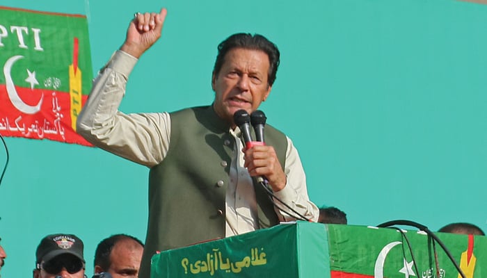 Former Pakistan´s Prime Minister Imran Khan, who was ousted by opposition parties through a no-confidence motion, addresses the supporters of Pakistan Tehreek-e-Insaf (PTI) party during a public rally in Abbottabad on May 8, 2022. -AFP