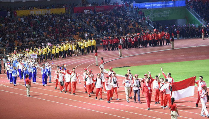 Athletes march during the closing ceremony of the SEA Games at the athletics stadium in Clark, north of Manila. Photo: AFP/file