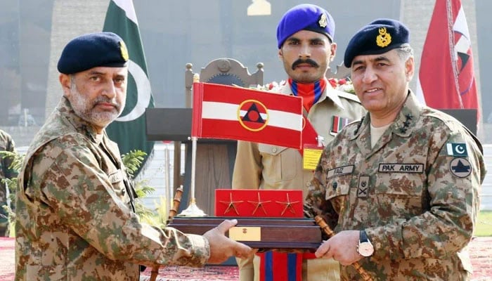 Lieutenant General Nauman Mahmood handing over the command of Peshawar Corps to Lieutenant General Faiz Hameed. — ISPR/File