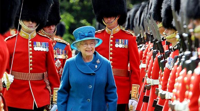 Queen Elizabeth ‘nearly shot’ by Palace guard during night stroll: Source