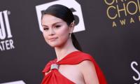 Selena Gomez confirms her relationship status in 'SNL' monologue