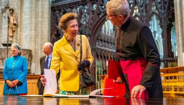Putri Anne memimpin dedikasi meja kayu kuno untuk Ratu di Jubilee