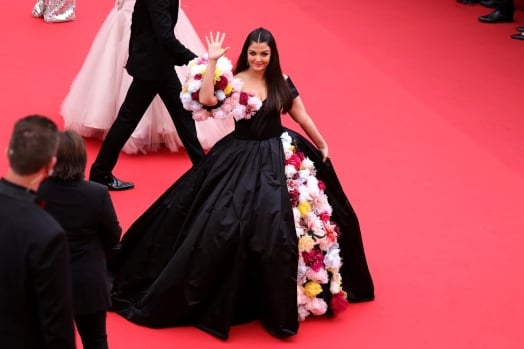 Cannes 2022: Aishwarya Rai Bachchan looks breathtakingly gorgeous in black gown