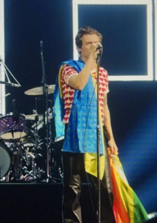 Harry Styles carries Ukrainian flag during NYC concert