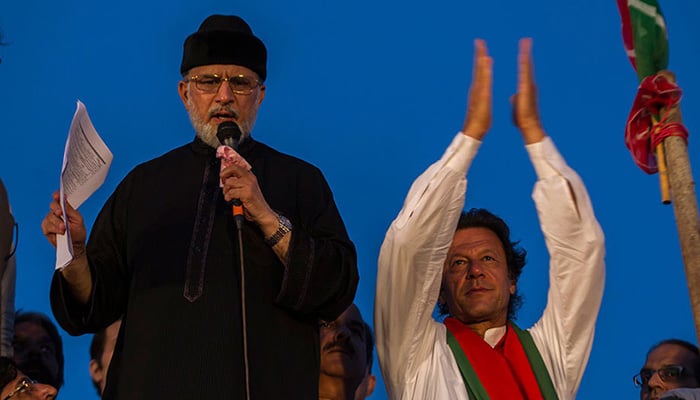 Tahirul Qadri addresses supporters flanked by PTI Chairman Imran Khan in Islamabad, September 2, 2014. — The News/file