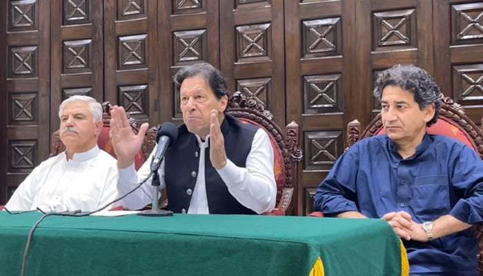 PTI Chairman Imran Khan (centre) addressing a press conference in Peshawar, on May 27, 2022. — YouTube/Geo News