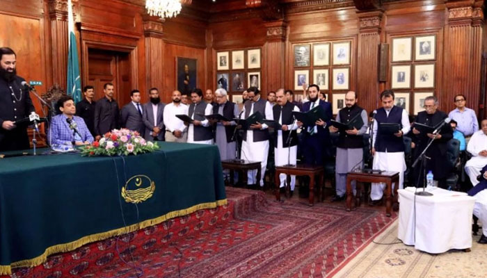 Punjab Governor Muhammad Baligh Ur Rehman is administering the oath to the provincial ministers. Photo: Radio Pakistan