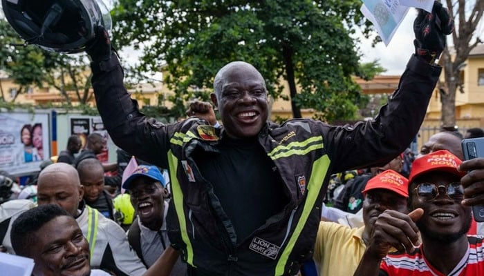 Pengendara sepeda motor Nigeria menyelesaikan perjalanan London-ke-Lagos untuk kampanye polio