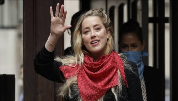 Amber Heard menghadapi kritik atas ‘pakaian pemakaman’ setelah kalah dalam persidangan pencemaran nama baik