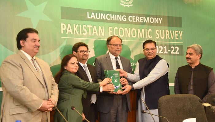 (L to R) Power Minister Khurram Dastagir, State Minister for Finance Ayesha Ghous Pasha, Finance Minister Miftah Ismail and Planning Minister Ahsan Iqbal, Finance Secretary Hamed Yaqoob Sheikh and Economic Adviser Dr Imtiaz Ahmad unveil the Pakistan Economic Survey. — Ministry of Finance